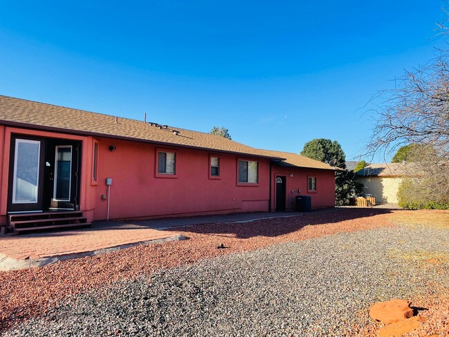 Building Photo - Single family home in the Village of Oak C...