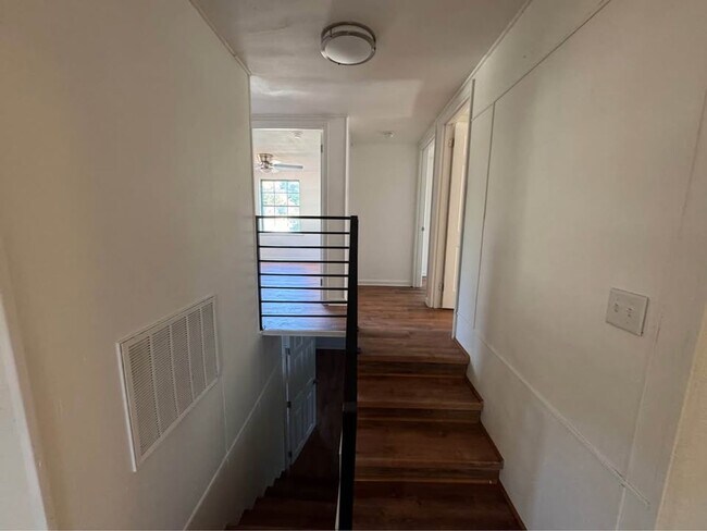 Building Photo - 14 Dellwood Dr