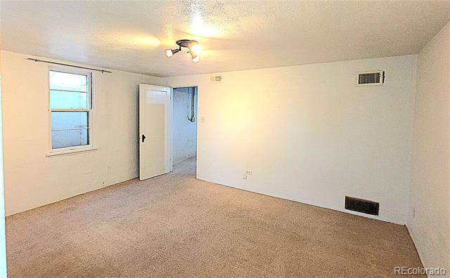 Building Photo - 916 Custer Ave