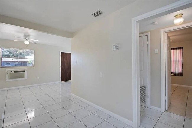 Building Photo - 1623 Ferndell Rd