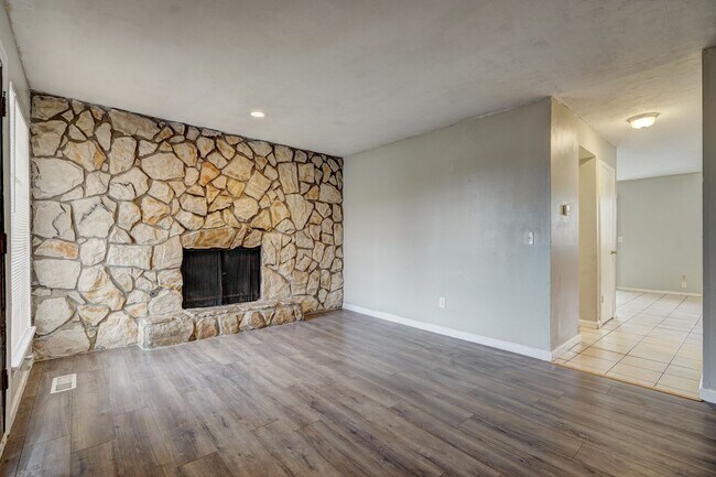 Building Photo - 4 bed 1.5 bath duplex in Midwest City