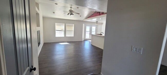 Building Photo - Charming home