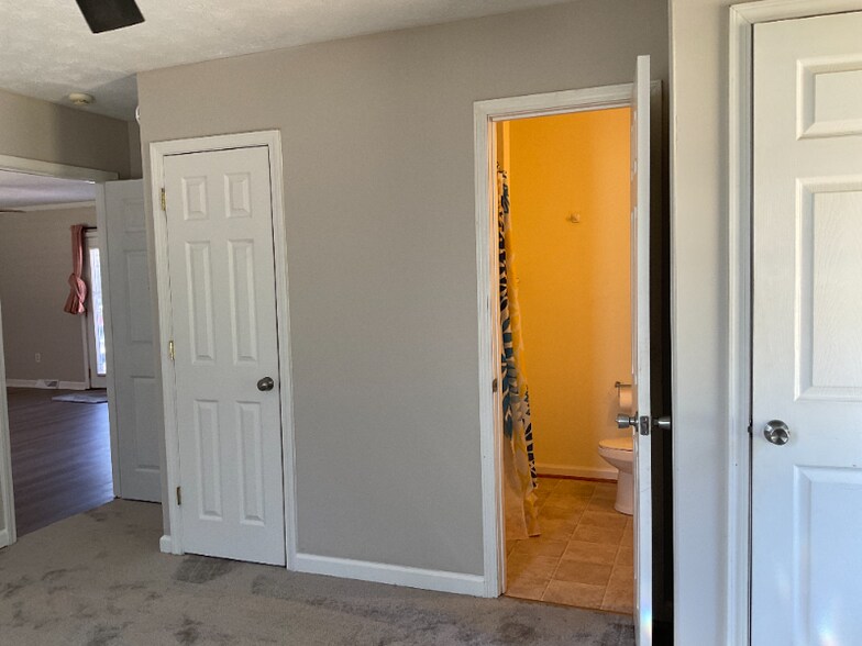 Building Photo - 220 Larchwood Dr