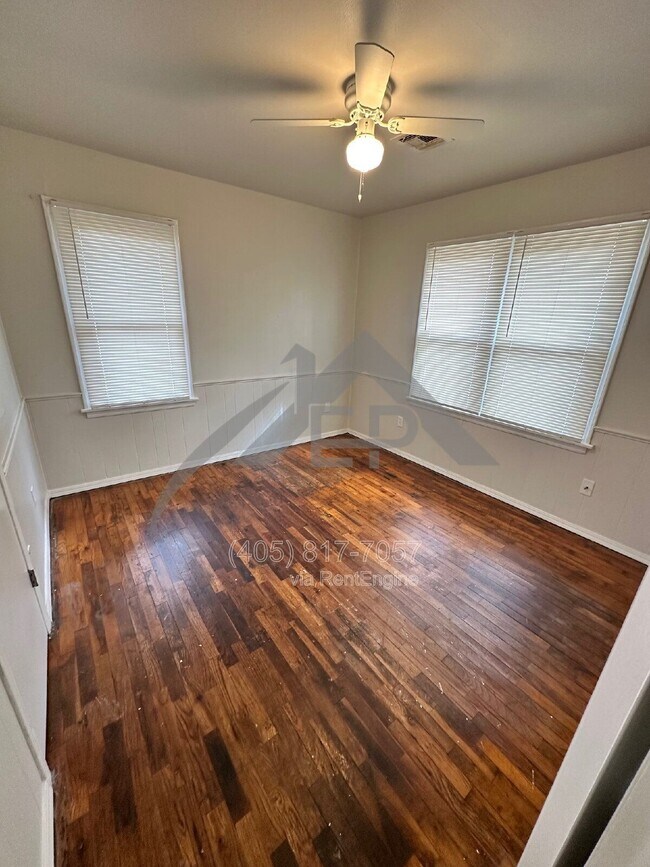 Building Photo - 216 W 4th St