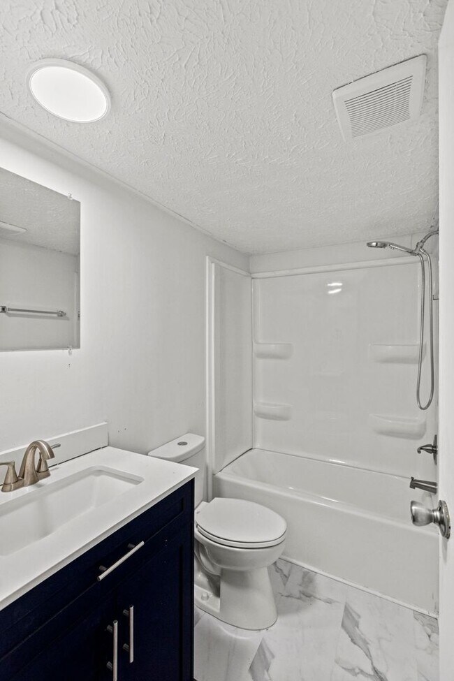 Building Photo - 3 bedroom Available Now!
