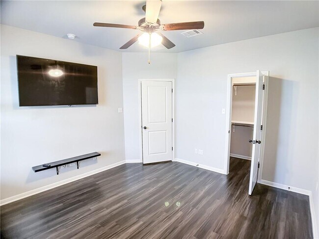 Building Photo - 308 S Brook Dr