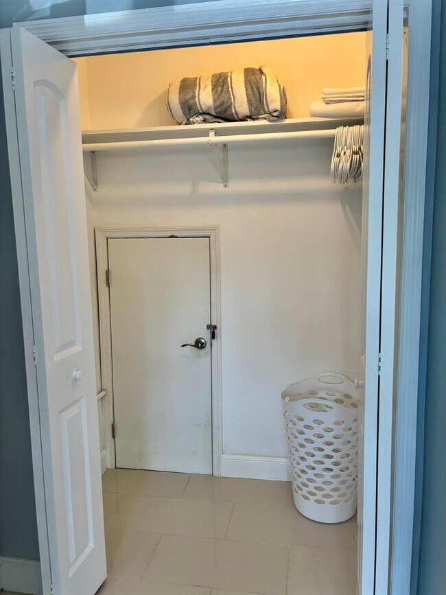 Building Photo - 1705 N Riverside Dr