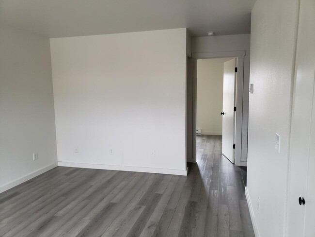 Building Photo - Recently Remodeled 1 Bedroom Apartment