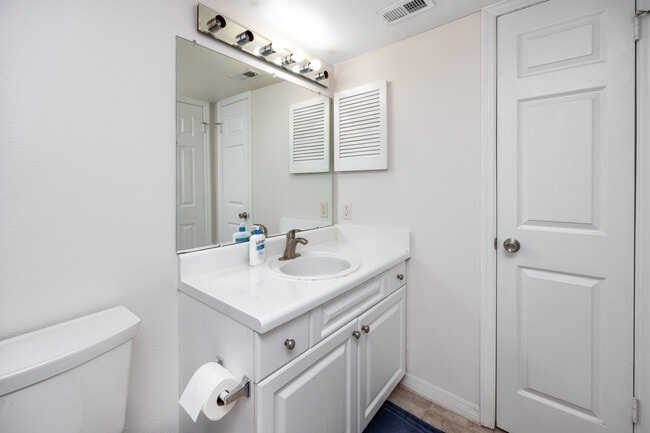 Building Photo - 1000 W Horatio St