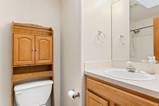 Building Photo - Secluded 3 bedroom 2 bath home close to Wo...