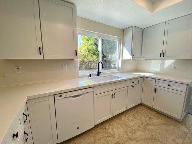 Building Photo - Gorgeous 3 bed 3 bath home in Thousand Oaks - First Time Rental!