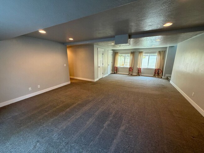 Building Photo - Spacious 6-Bedroom Home for Rent in Lehi