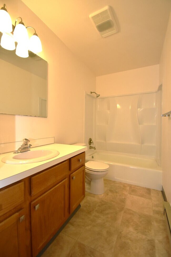 Building Photo - Top floor apartment! Close to MSU and downtown!