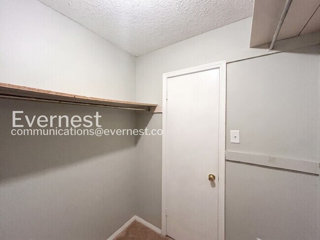 Building Photo - 4 Bed / 2 Bath Modern Home / Pet-Friendly / Available Now!