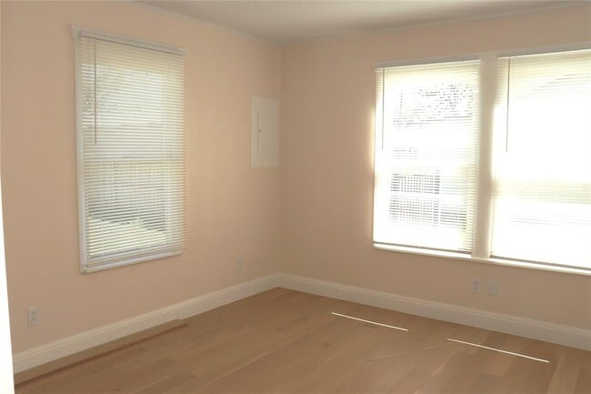 Building Photo - 535 W Vaughan St