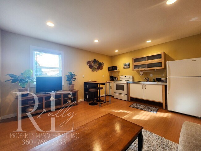 Building Photo - Fully Furnished Well Appointed Home