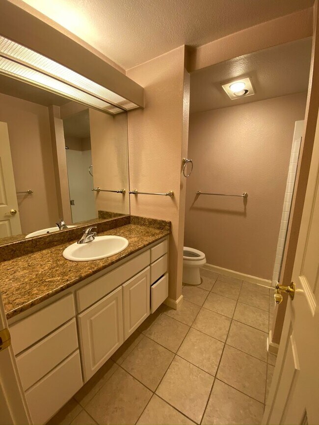 Building Photo - Desired Location in Kirkland - 2 Bedroom 2...