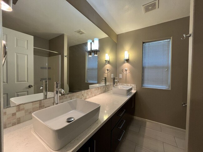 Building Photo - Beautiful 5BD/3BA Home with Soaking Tub, Island Kitchen & Attached 2-Car Garage