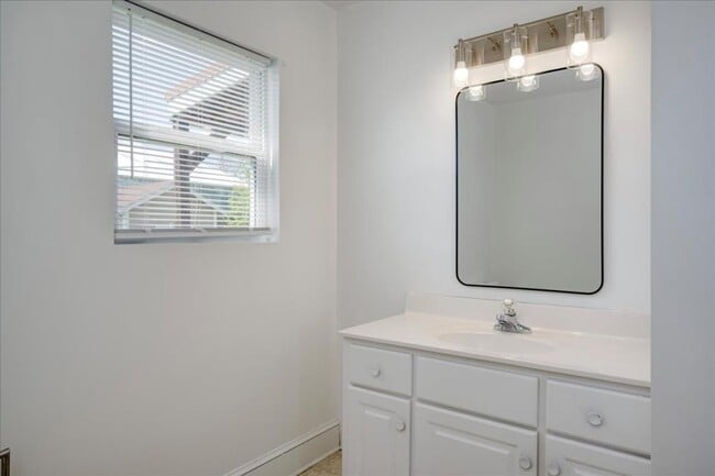 Building Photo - 1606 Broad St