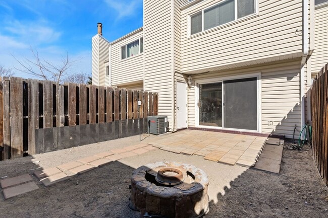 Building Photo - 2 bedroom, 1 bathroom in Loveland.