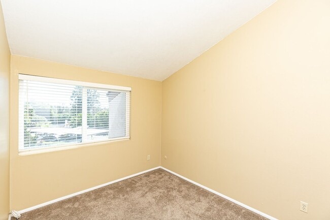 Building Photo - **LOOK NO FURTHER 3 BEDROOM TOWNHOME W/LAU...