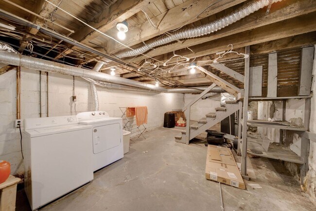 Building Photo - Prime Location 4BR house just off High St!