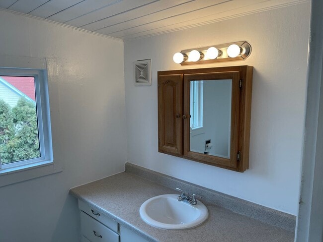 Building Photo - BraP01