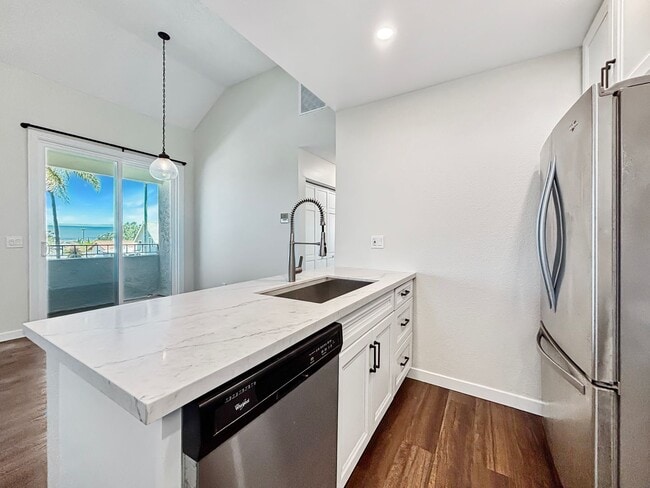 Building Photo - Stunning 2BD/2BA Condo in University Heigh...