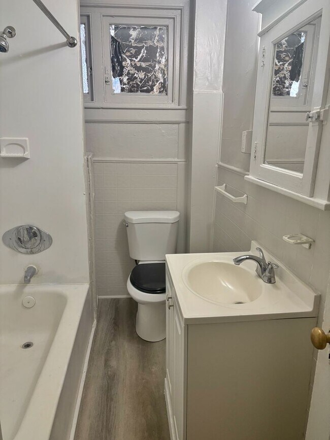 Building Photo - 448 N 6th St