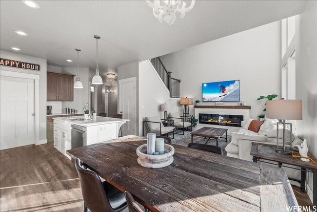 Building Photo - BEAUTIFUL TOWNHOUSE W 2 CAR GARAGE ATTACHED