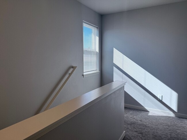 Building Photo - Stunning 4 Bedroom Townhome - $500 SPECIAL MOVE IN CREDIT