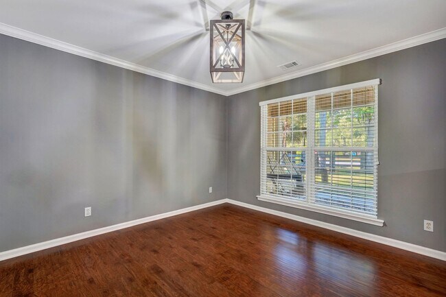 Building Photo - Richmond Hill Beauty: 4-Bedroom Home with Stunning Lagoon Views!