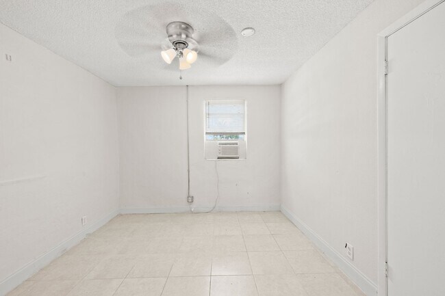 Building Photo - 1125 W 28th St