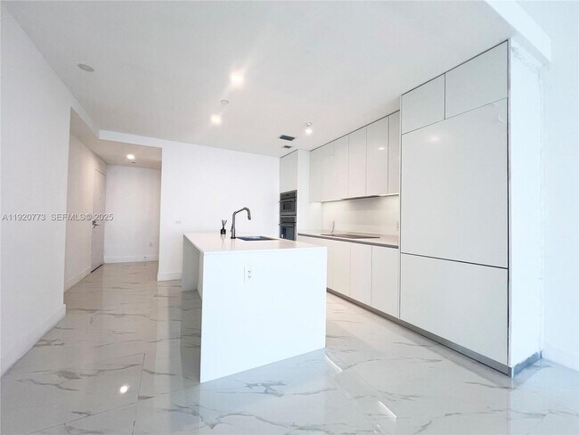 Building Photo - 700 NE 24th St