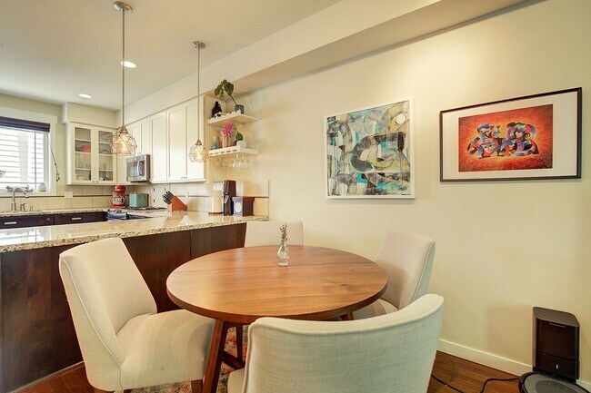 Building Photo - 2bd/2.5ba Seattle Townhome