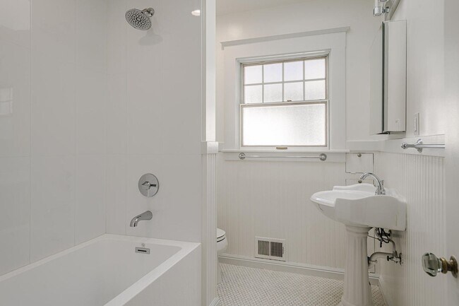 Building Photo - Charming Burlingame Home, 2 Bedroom / 1 Ba...