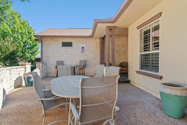 Building Photo - 121 Vinca Dr