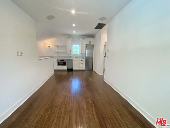 Building Photo - 610 N Arden Dr