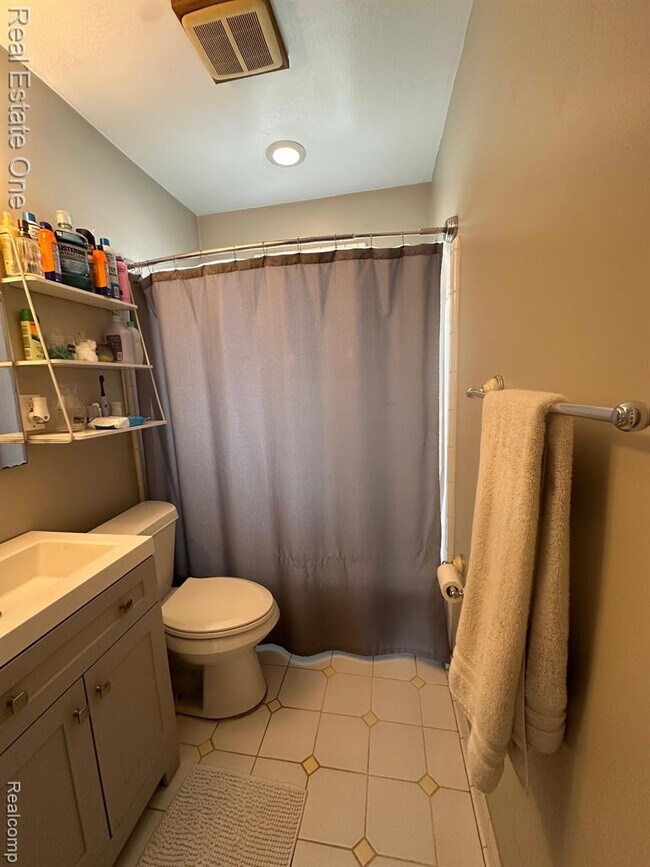 Building Photo - 122 W Houstonia Ave