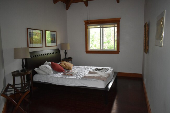 Building Photo - Molokai long term retreat 5 bedroom 3 bath