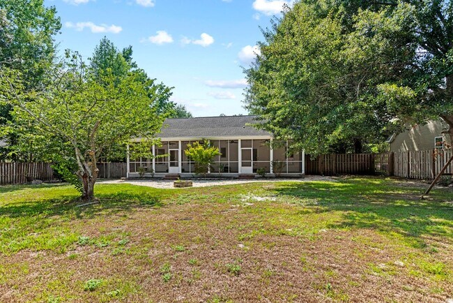 Building Photo - Large Leland Home for rent with Fenced Back Yard!