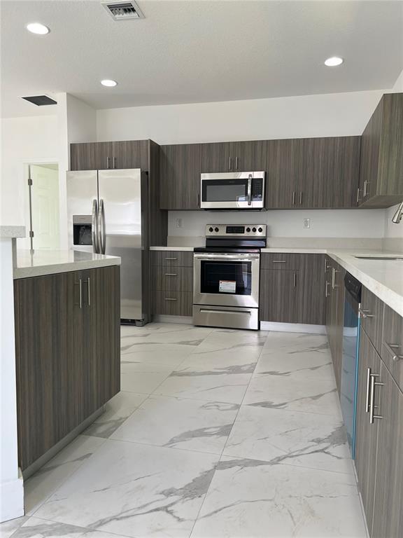 Building Photo - 2531 NW 16th Ct