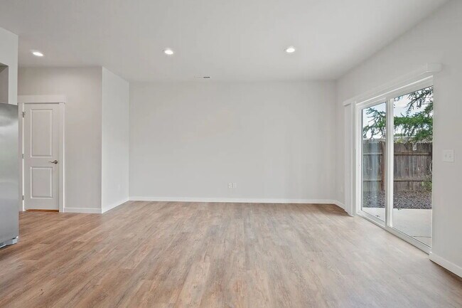 Building Photo - "Spacious 3-Bedroom Duplex Retreat on Park...