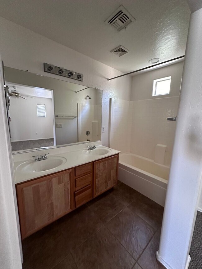 Building Photo - 3 bedroom home in a gated community