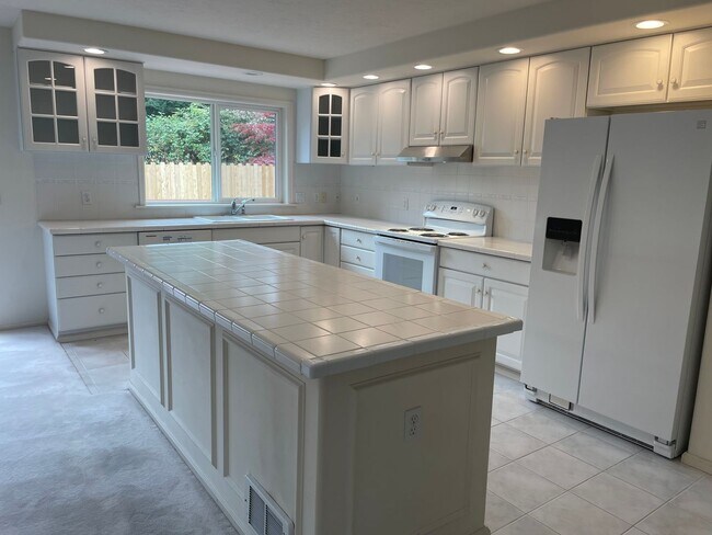 Building Photo - Single Level Useless Bay Home with Bonus Room!