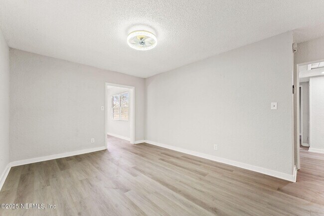 Building Photo - 1814 W 33rd St