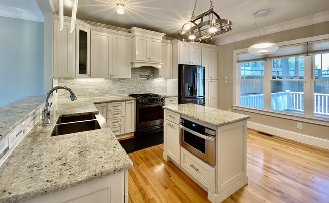 Building Photo - 305 Mallard Ave