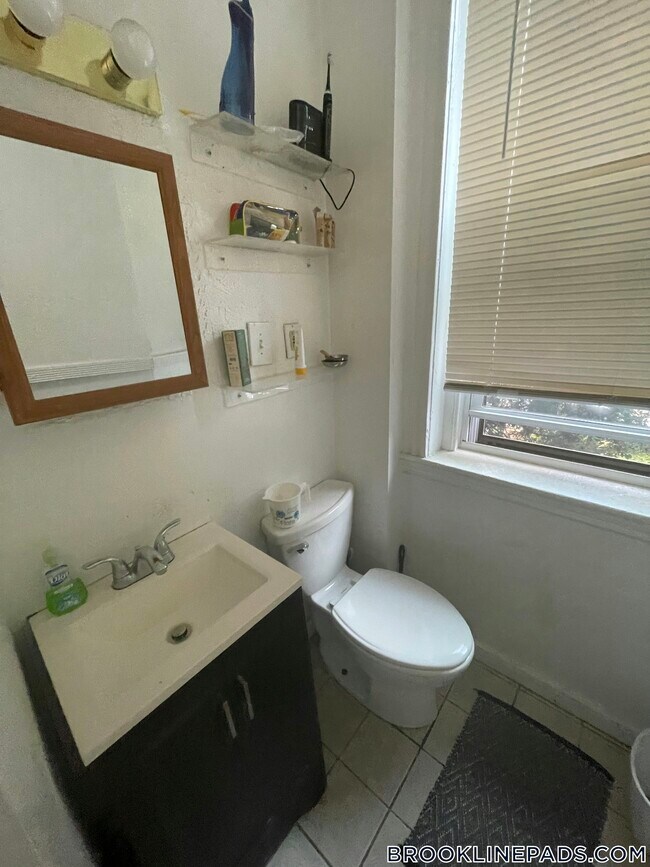 Building Photo - 352 Riverway
