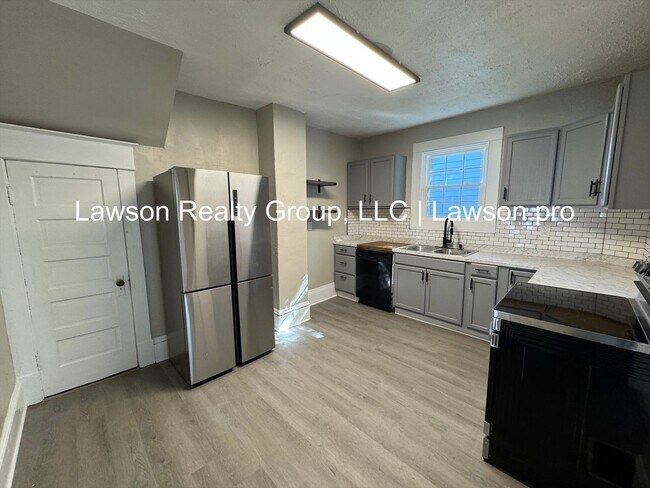 Building Photo - Three Bedroom Home - Walking Distance to G...