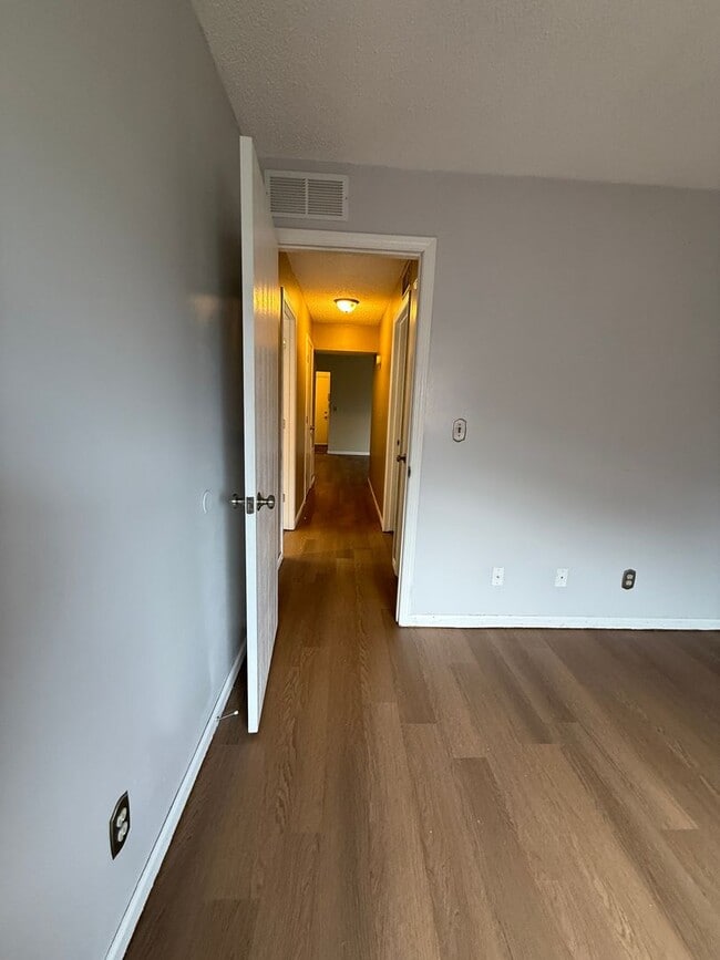 Building Photo - Updated Top-Floor 2 Bedroom Condo with Fir...